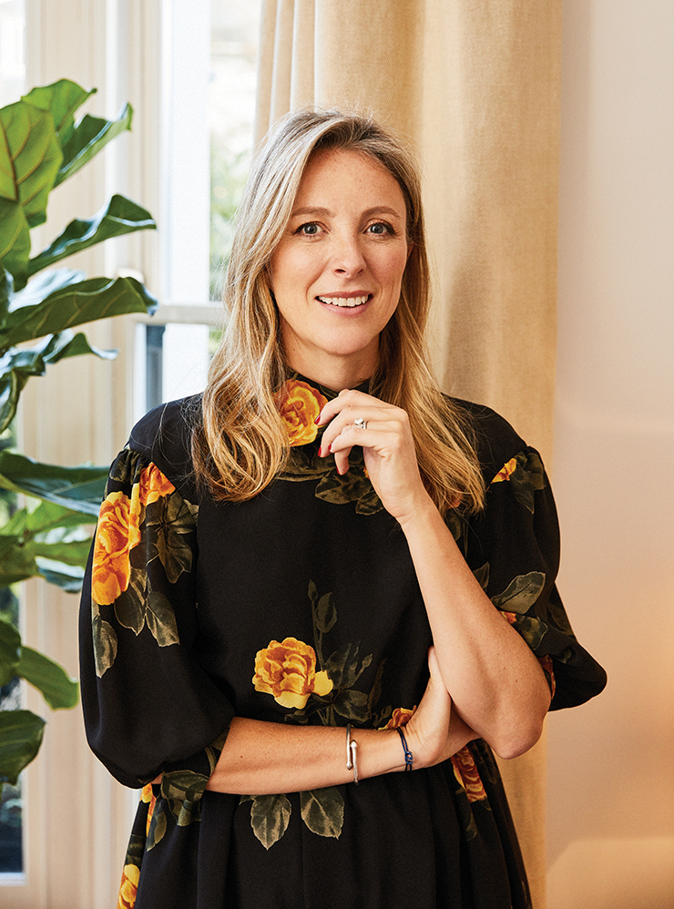 스테파니 페어가 입은 드레스는 Simone Rocha.