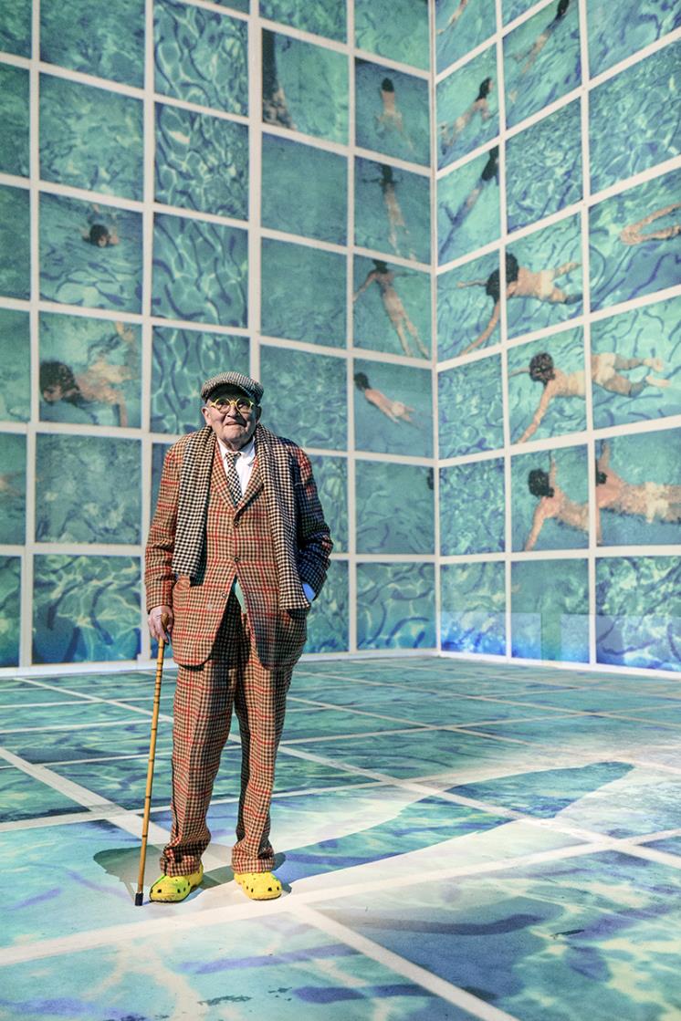 &laquo;David Hockney: Bigger & Closer (not smaller & further away)&raquo; 전시장 앞의 데이비드 호크니. &copy; Courtesy of Lightroom. Photo by Justin Sutcliffe