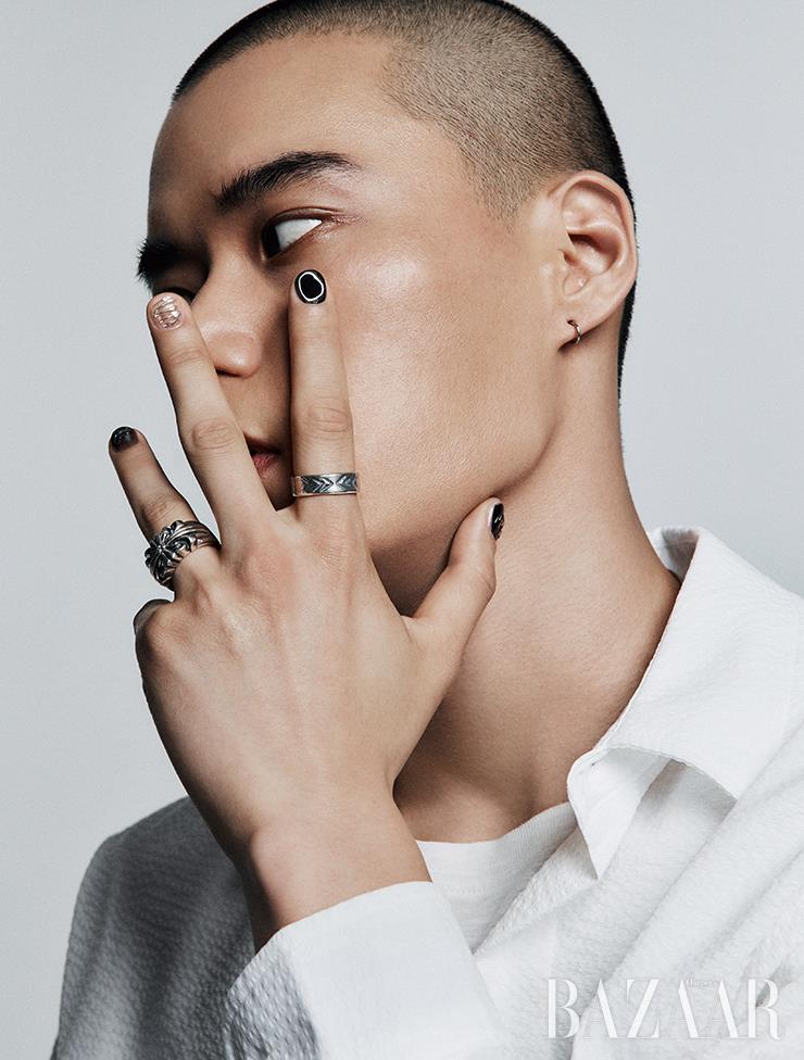 엔티크 반지는 모두 Rocking Ag. 톱은 John Varvatos. 셔츠는 What It Isnt.