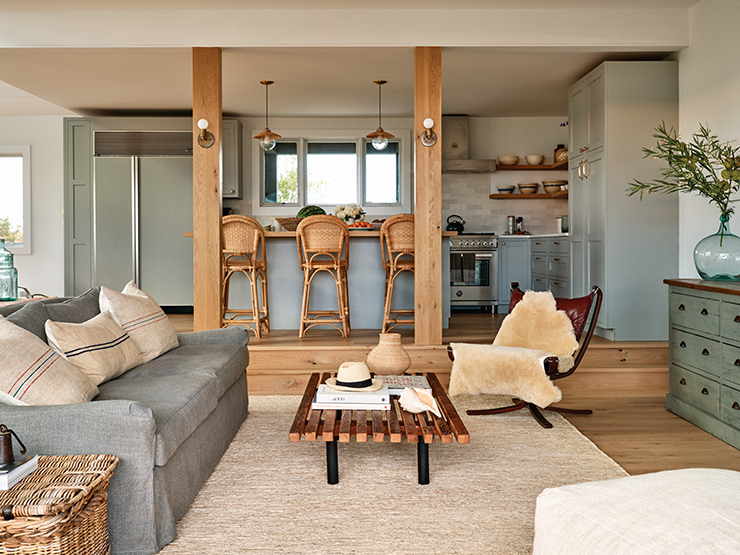 거친 느낌의 오크 우드 바닥이 주방까지 이어진다. 