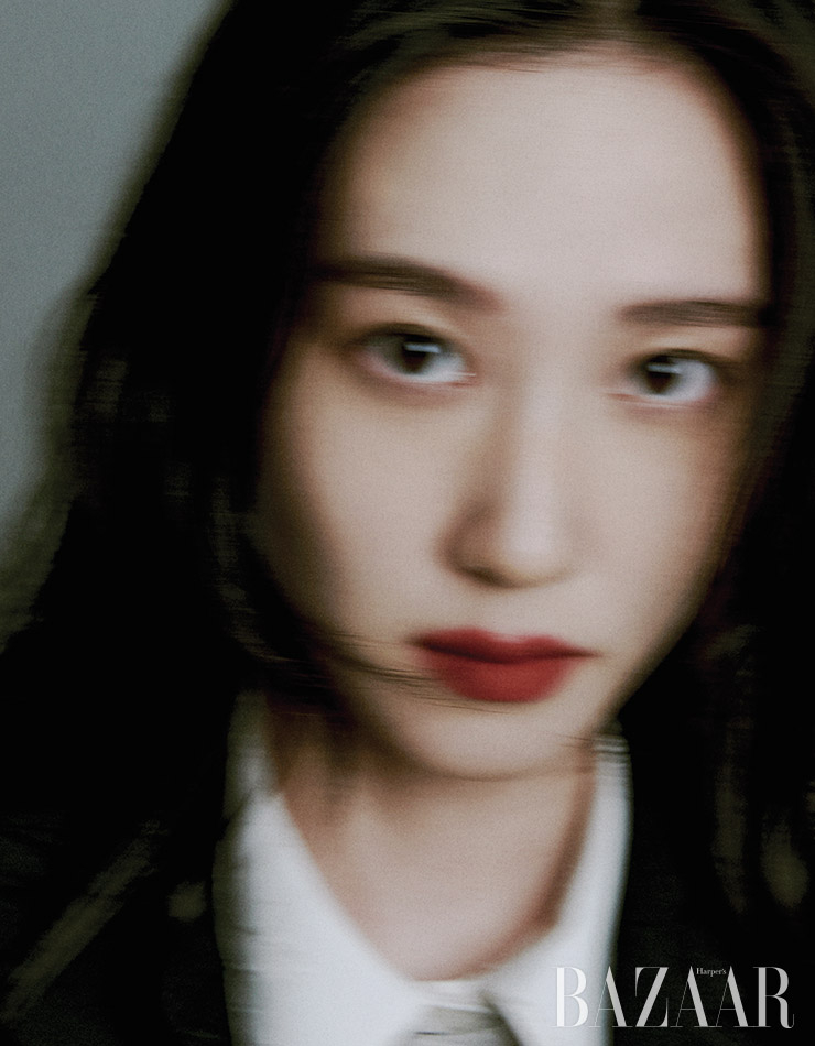 셔츠는 Wmm. 재킷은 Michael Michael Kors.