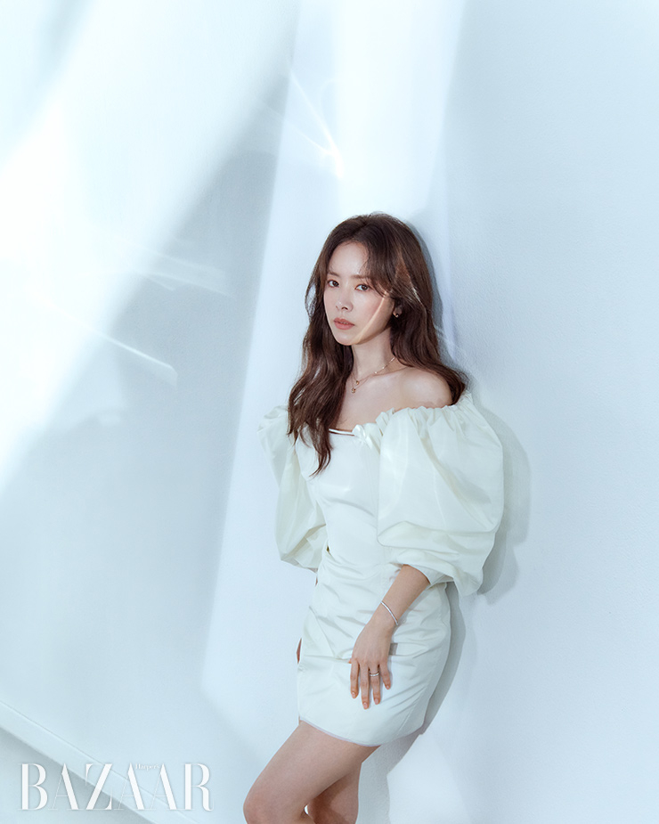 다이아몬드 장식의 18K 핑크 골드 소재 드림게이트 귀고리 55만원, 드림게이트 목걸이 58만원, 다이아몬드 장식의 18K 핑크 골드 소재 플레리르 목걸이 63만원, 다이아몬드 장식의 18K 화이트 골드 소재 투오브하트 0.03캐럿 테니스 팔찌 6백67만원, 다이아몬드 장식의 18K 핑크 골드와 플래티넘 소재 띠아모타임라인(S) D 반지 1백91만원 모두 Golden dew.