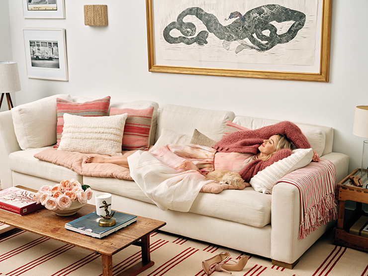 라운지의 소파에서 이지와 함께. 톱, 스커트는 Zimmermann Cashmere, 스웨터는 Suzie Kondi, 바닥에 놓인 샌들은 Gianvito Rossi.