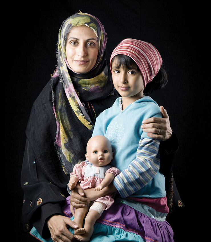 Boushra Almutawakel, <Mother, Daughter, Doll>, 2010. 