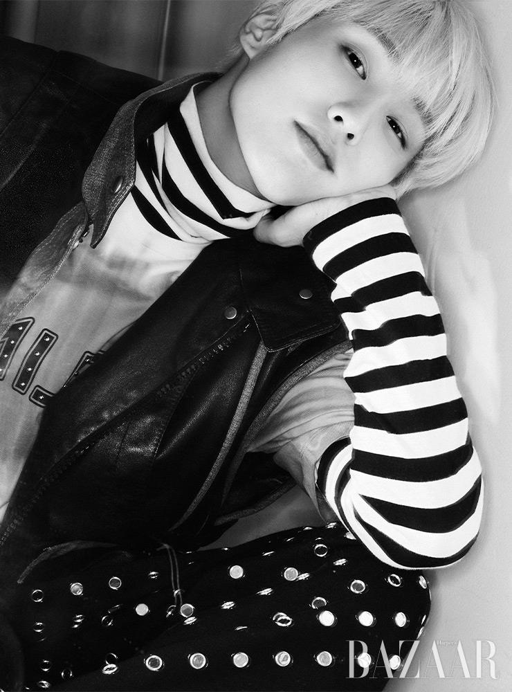 스트라이프 톱, 티셔츠, 베스트, 펀칭 팬츠는 모두 Celine Homme by Hedi Slimane.