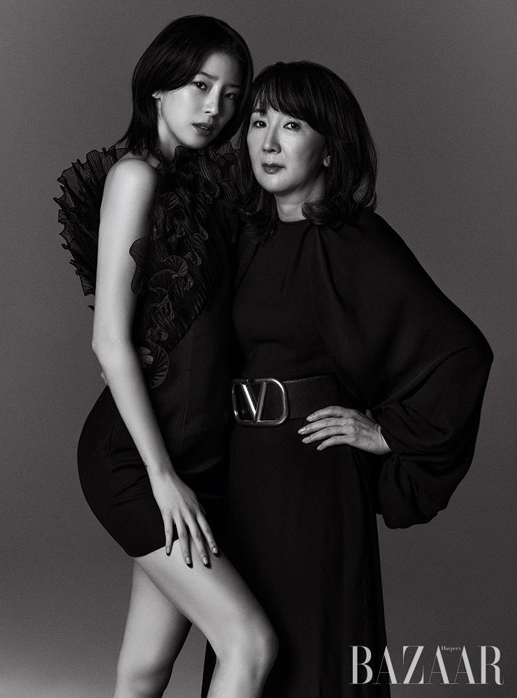 아이린이 입은 미니 드레스는 Alexandre Vauthier by Net-A-Porter. 엄마가 입은 케이프 드레스, 벨트는 Valentino.