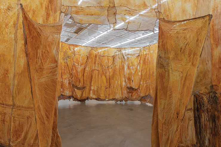 하이디 부허, <빈스방거 박사의 진찰실>, 크로이츠링겐 벨뷰요양원, 1988, 거즈, 부레풀, 라텍스, 360x525x525cm.