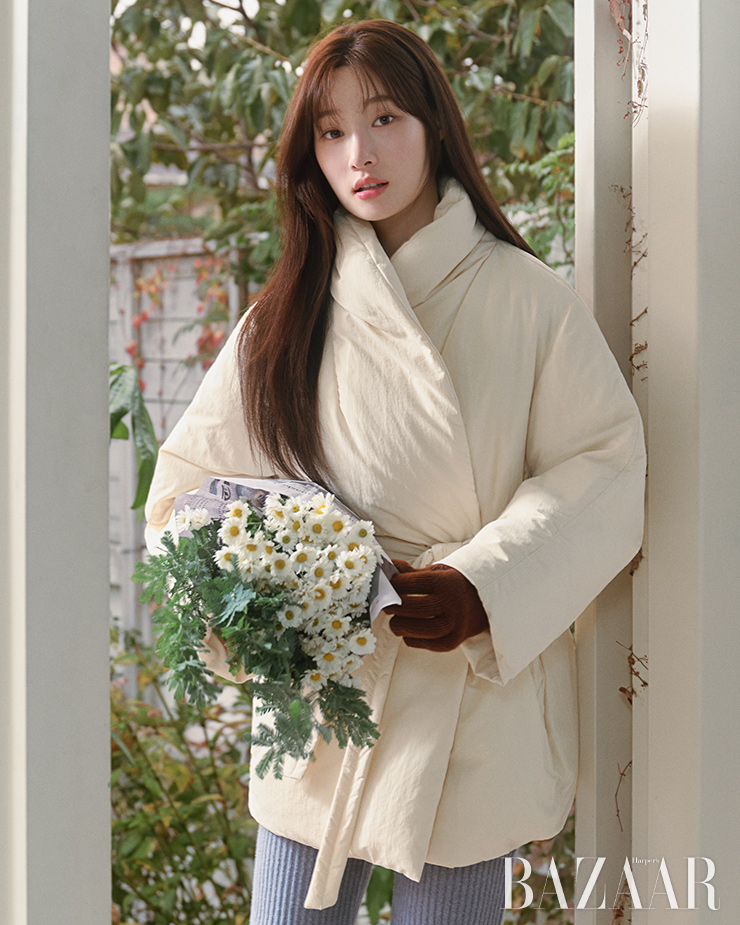숄칼라 벨티드 다운 점퍼는 45만9천원, 골지 저지 팬츠는 15만9천원, 컬러 팁 장갑은 5만9천원 모두 On&On.