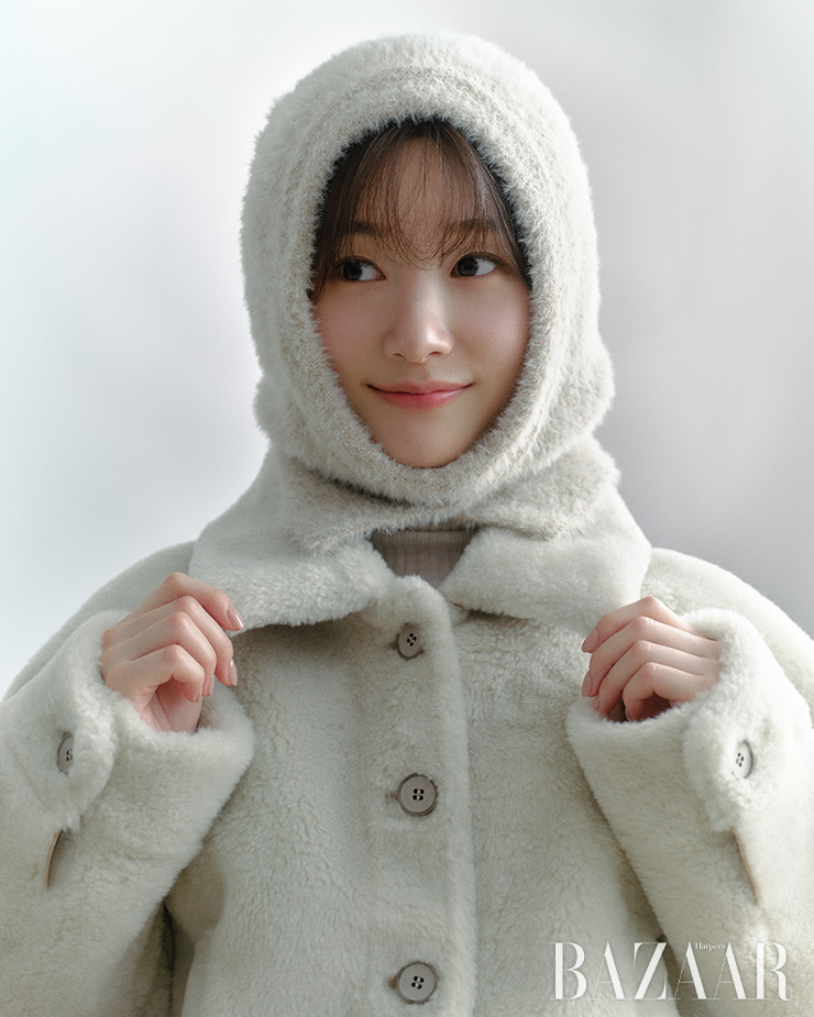 바라클라바는 8만9천원, 터틀넥 베이식 풀오버는 9만9천원, 울 믹스 블루종 무스탕 점퍼는 45만9천원 모두 On&On.