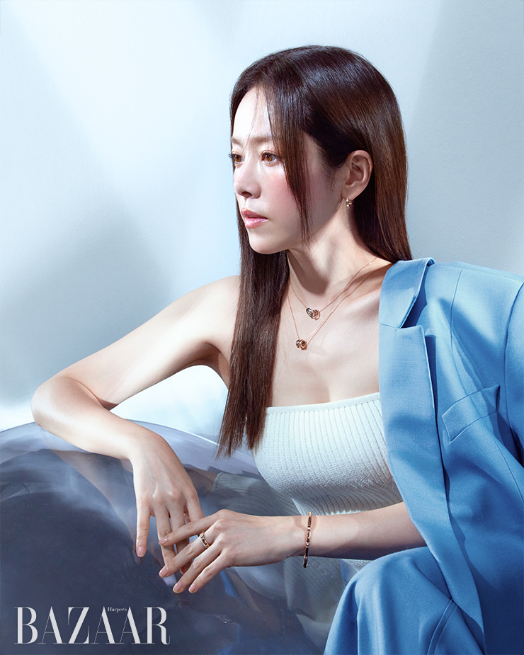 다이아몬드를 장식한 18K 핑크 골드 소재 리에또 귀고리 72만원, 다이아몬드를 장식한 18K 화이트 골드 & 핑크 골드 소재 리에또 링크 목걸이 87만원, 다이아몬드를 장식한 18K 핑크 골드 소재 리에또 펜던트 75만원, 리에또 뱅글(M) 3백33만원, 다이아몬드를 장식한 18K 핑크 골드와 플래티넘 소재의 투오브하트 0.01캐럿 겹반지 1백75만원, 다이아몬드를 장식한 18K 핑크 골드 소재 리에또(L) 반지 80만원 모두 Golden dew.