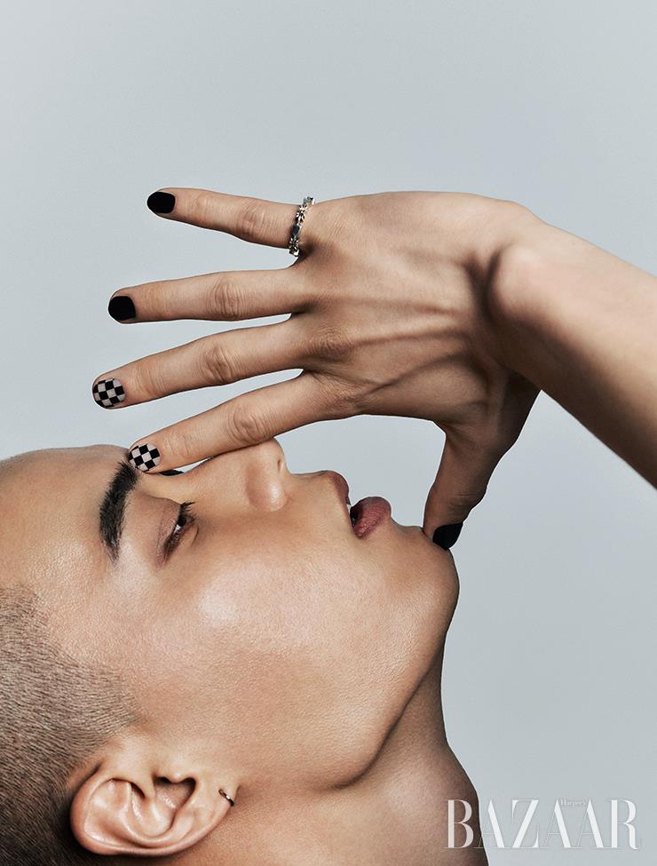 빈티지 반지는 Scudo. 귀고리는 스타일리스트 소장품.