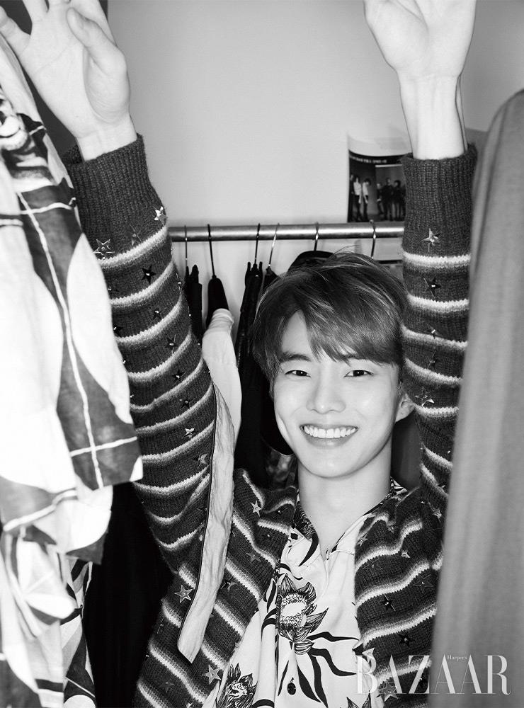 카디건, 프린트 셔츠는 Celine Homme by Hedi Slimane. 