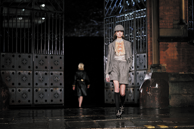 비가 내리는 맨체스터의 골목길을 낭만적으로 밝힌 샤넬의 2023/24 공방 컬렉션. 