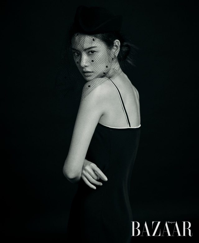 슬립 드레스는 Theory, 필박스 모자는 Nina Ricci, 미니멀한 실버 귀고리는 Lvir 제품.