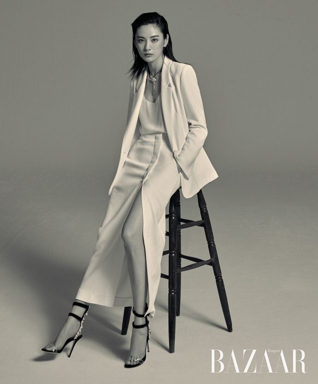 재킷은 Saint Laurent by Anthony Vaccarello, 뱀 모티프의 ‘세르펜티 투보가스’ 목걸이는 Bulgari, 앵클 스트랩 샌들은 Giuseppe Zanotti, 실크 톱, 슬릿 디테일의 맥시스커트는 스타일리스트 소장품.