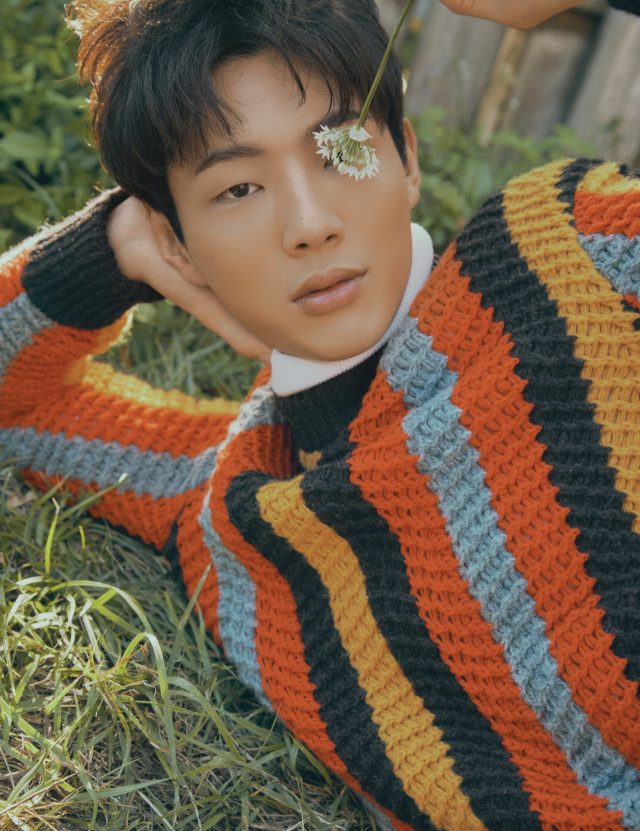 스트라이프 니트는 Salvatore Ferragamo, 터틀넥은 Man on the Boon.