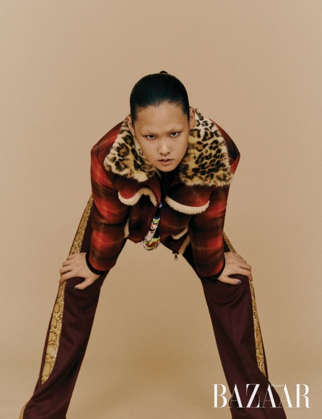 재킷은 123만원 N°21, 스웨트셔츠는 145만원 Ashish by Mue, 팬츠는 70만원대 Hillier Bartley by Matchesfashion.com.