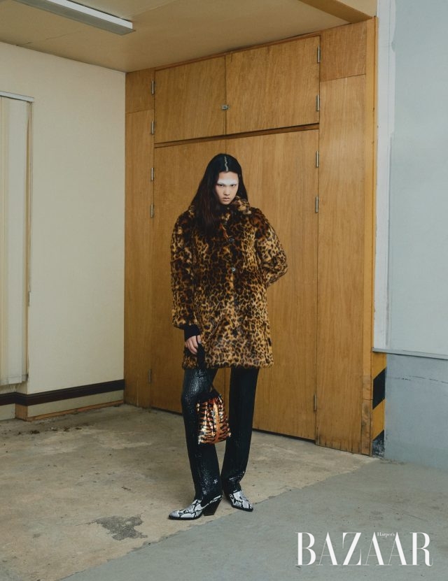 퍼 코트는 44만원대 J.Crew by Net-A-Porter, 니트 톱은 118만원 Sonia Rykiel, 팬츠는 가격 미정 Louis Vuitton, 백은 41만원대 Attico by Net-A-Porter, 슈즈는 8만9천원 Zara.