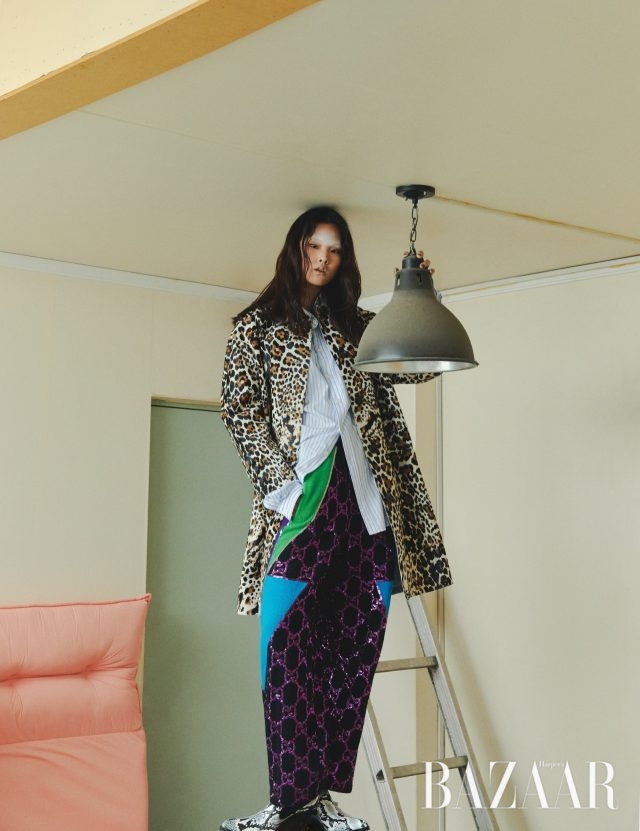 코트는 가격 미정 Bottega Veneta, 셔츠는 가격 미정, 팬츠는 570만원 모두 Gucci, 슈즈는 8만9천원 Zara.