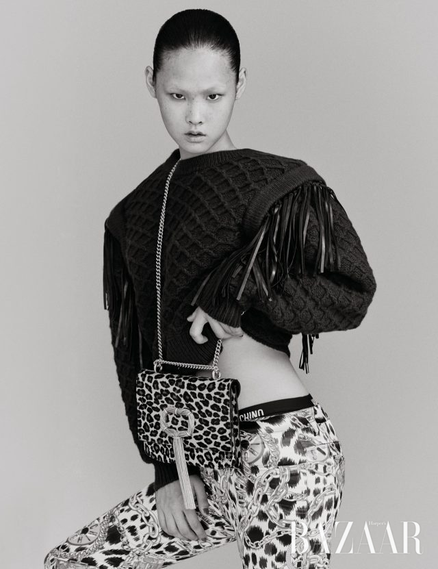 니트 톱은 300만원대 Tods, 팬츠는 12만9천원, 브리프는 3만5천원 모두 Moschino [tv] H&M, 가방은 가격 미정 Roger Vivier.