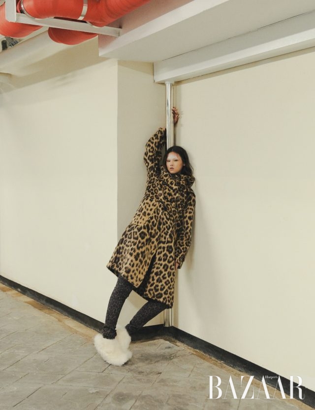 더플코트는 315만원 R13 by BOONTHESHOP, 팬츠는 88만원 MaxMara, 퍼 슈즈는 가격 미정 Chanel.