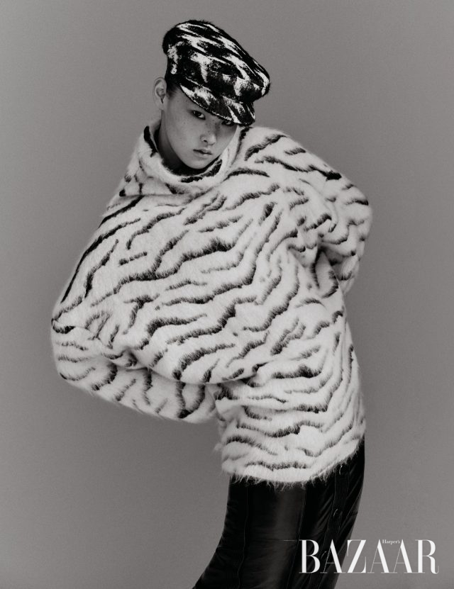 니트 톱은 210만원대, 스커트는 410만원대 모두 Givenchy, 모자는 44만원대 Eugenia Kim by Net-A-Porter.