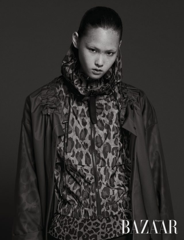 PVC 소재 아우터는 가격 미정 Eudon Choi, 점퍼는 85만원 Kenzo, 이너로 입은 티셔츠는 43만원 N°21, 초커는 9만9천원 Moschino [tv] H&M.