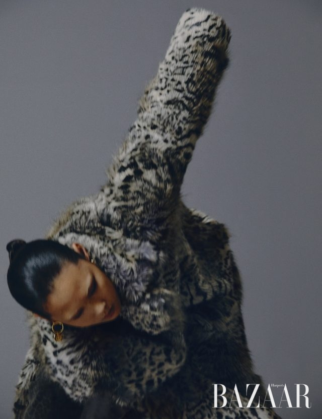 퍼 코트는 가격 미정 Stella McCartney, 팬츠는 61만원 Alexander Wang, 귀고리는 가격 미정 Chloé.