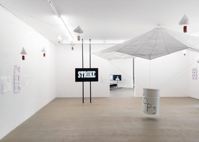 'War Game' 전시장의 전경.