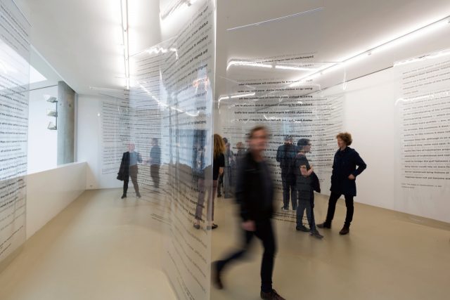 관람객의 움직임과 어우러져 다채로운 시각적 변화가 연출된 전시장.