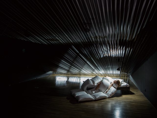 박혜수, ‘H.E.L.P’ 공간 내에서 펼쳐지는 퍼포먼스 화이트 아웃.