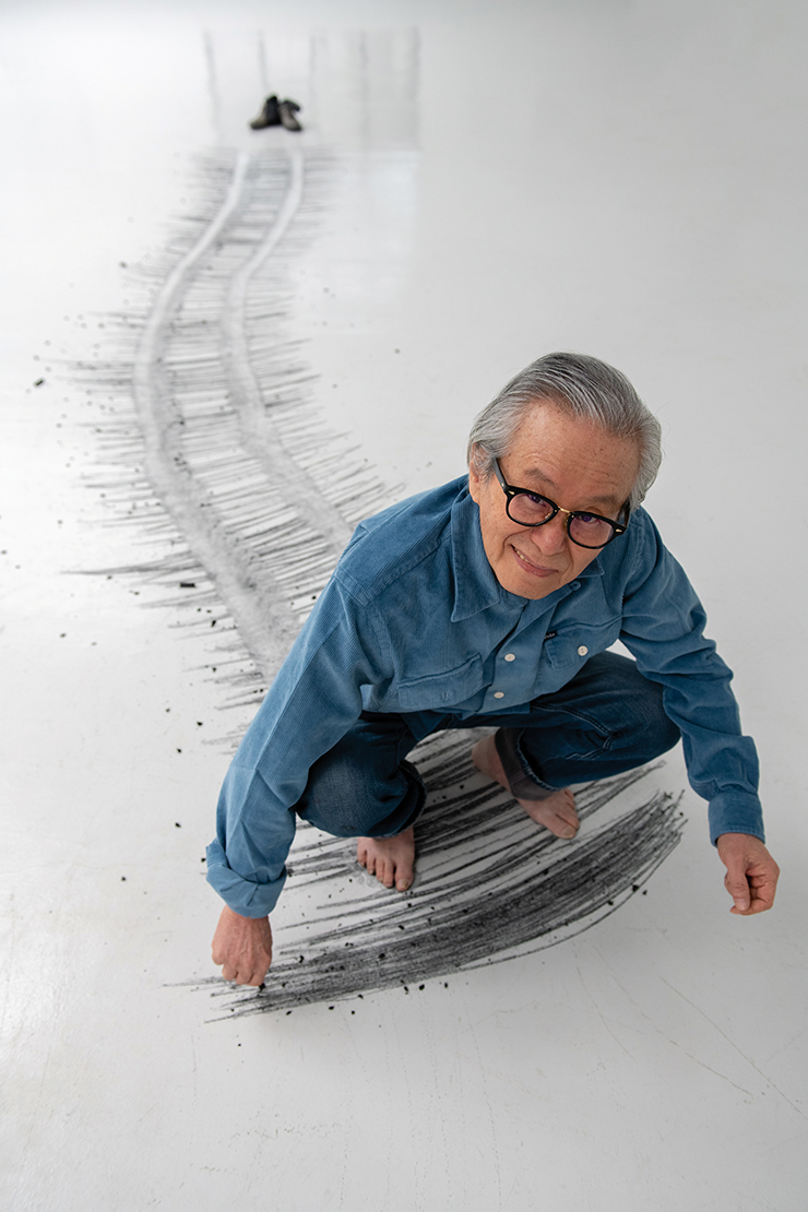 <달팽이 걸음>을 시연 중인 이건용 작가.