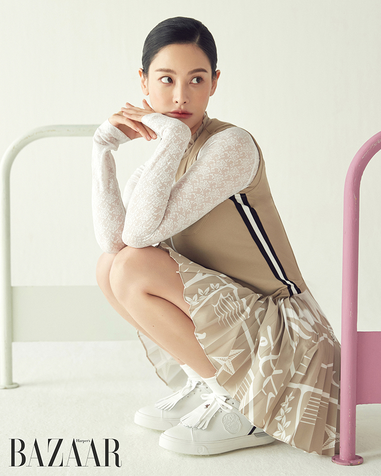 자카드 패턴 보디수트는 40만원대, 슬리브리스 집업은 40만원대, 플리츠 스커트는 40만원대, 골프화는 60만원대 모두 Piretti.