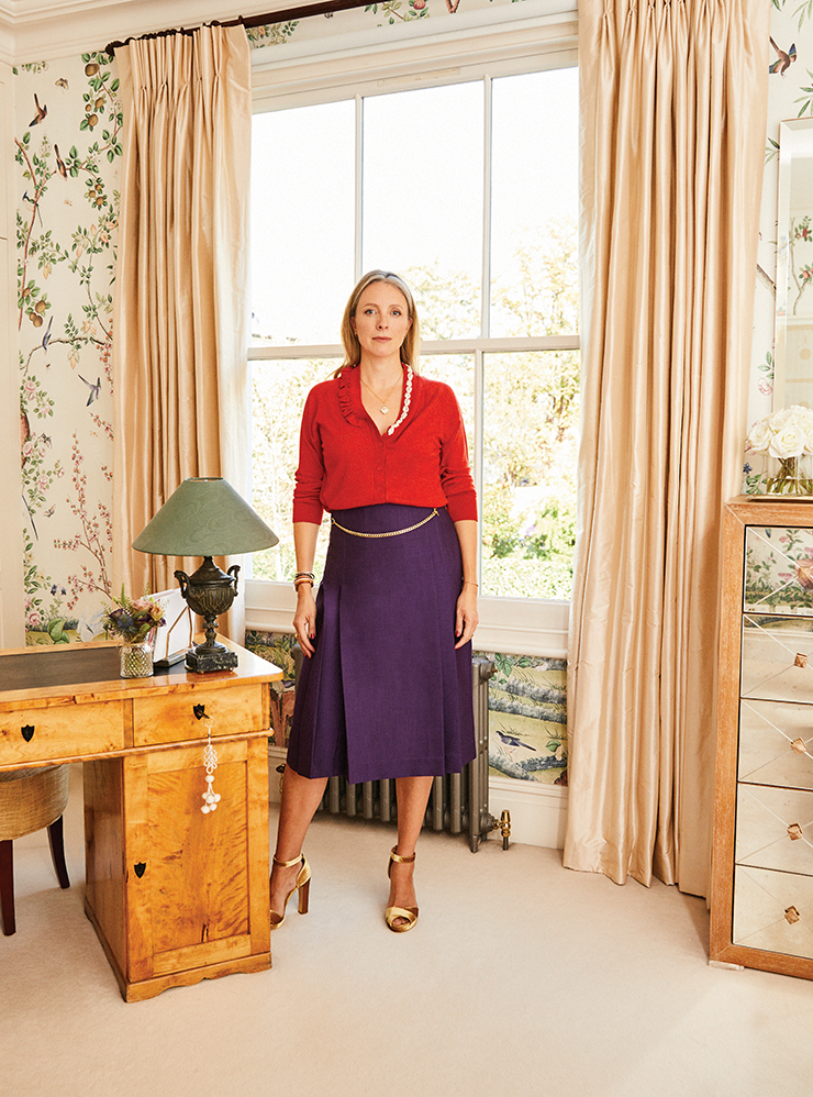 메인 베드룸에서. 카디건은 Simone Rocha. 스커트는 Victoria Beckham. 귀고리와 목걸이는 Annoushka. 반지는 Cartier. 힐은 개인 소장품으로 Rupert Sanderson.