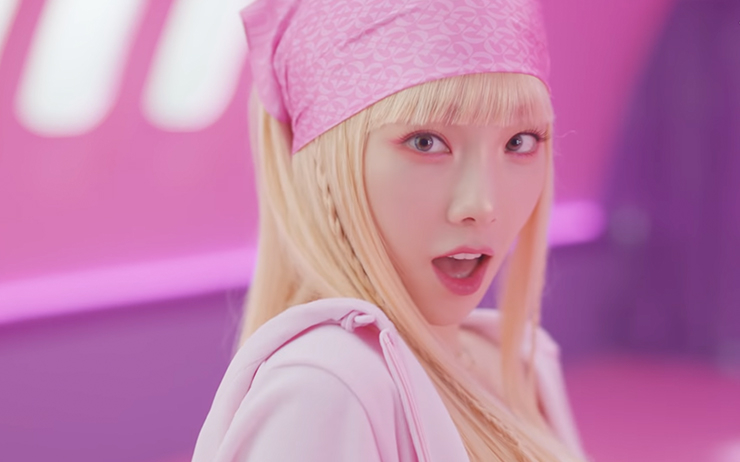 태연 WEEKEND M/V