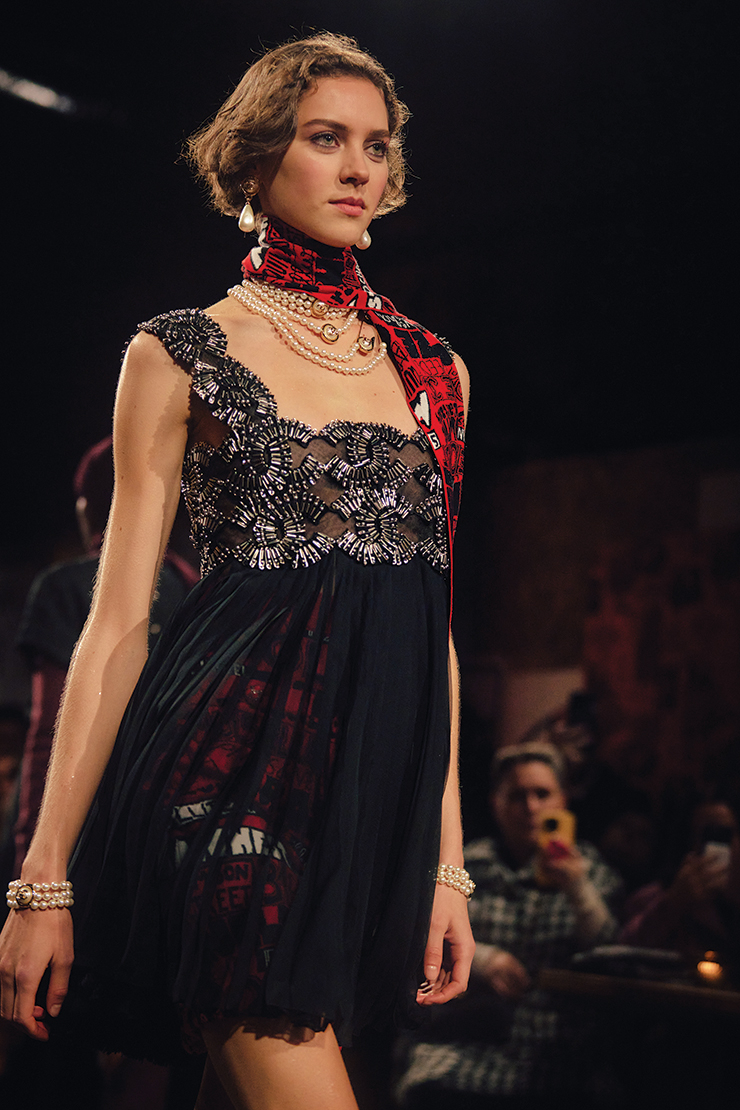 톤다운된 컬러 팔레트 속에서 공방 장인들의 섬세한 터치를 느낄 수 있는 디테일들.