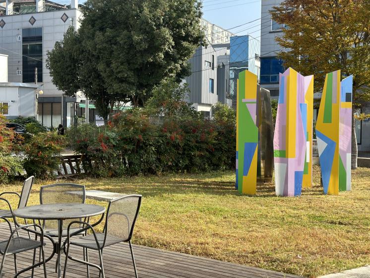 우제길 화백의 조각 설치 작품이 전시되어 있는 야외 정원