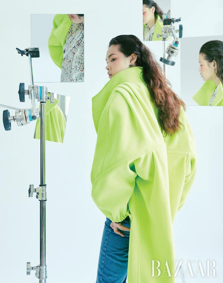 코트, ‘paris’ 패턴 블라우스, 데님 팬츠, 귀고리는 모두 Balenciaga.