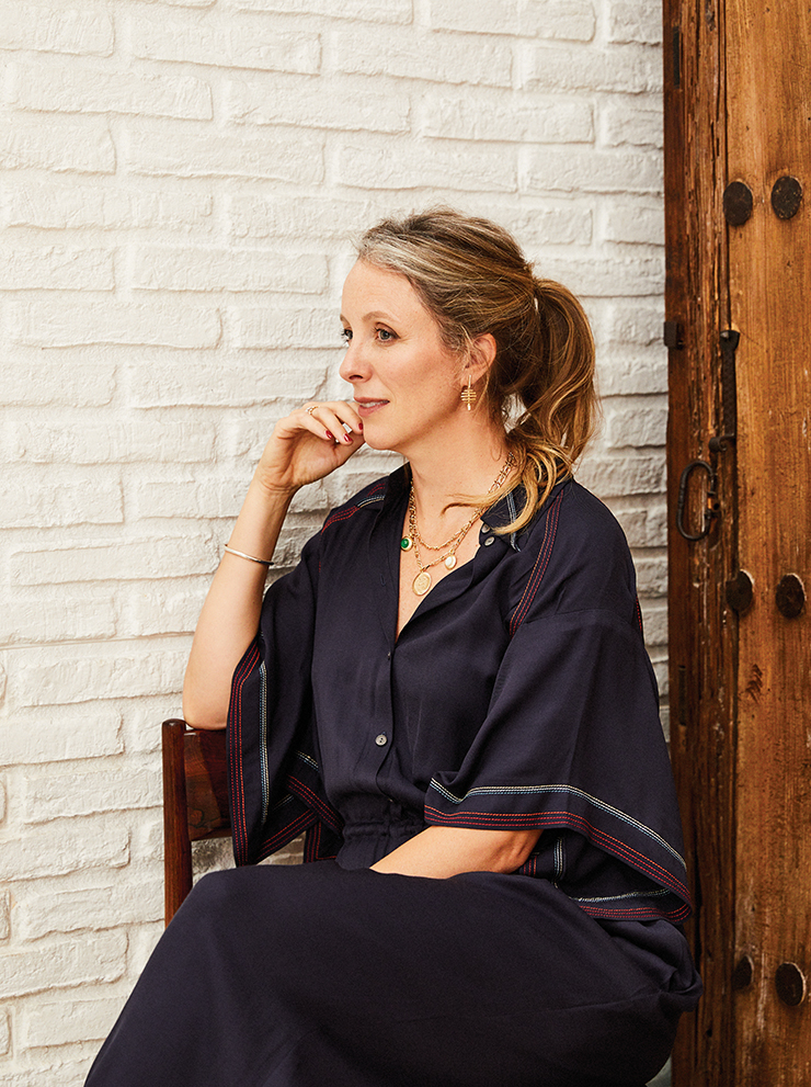 점프수트는 개인 소장품으로 Roland Mouret. 반지와 귀고리는 Annoushka. 목걸이는 Alona by Farfetch.