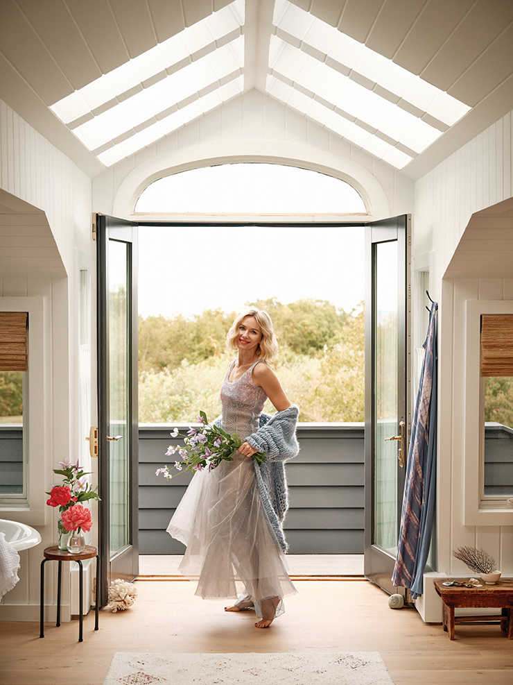 드레스는 Georgio Armani. 스웨터는 Tilly Rose Knits.