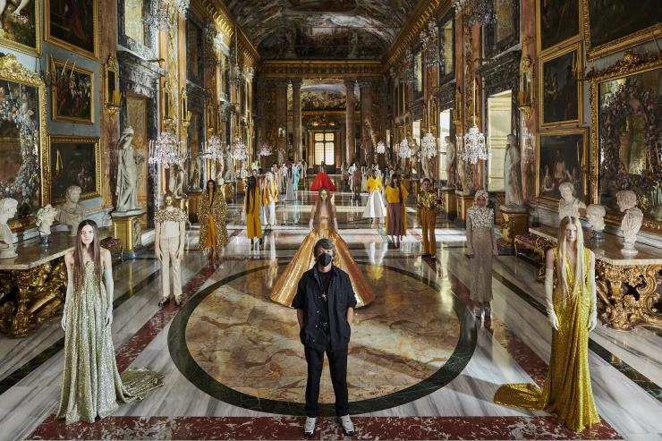 발렌티노 피날레의 디자이너와 모델들.