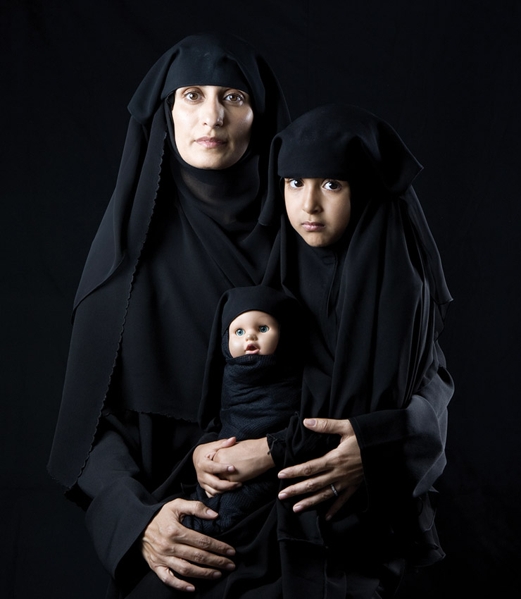 Boushra Almutawakel, <Mother, Daughter, Doll>, 2010. 