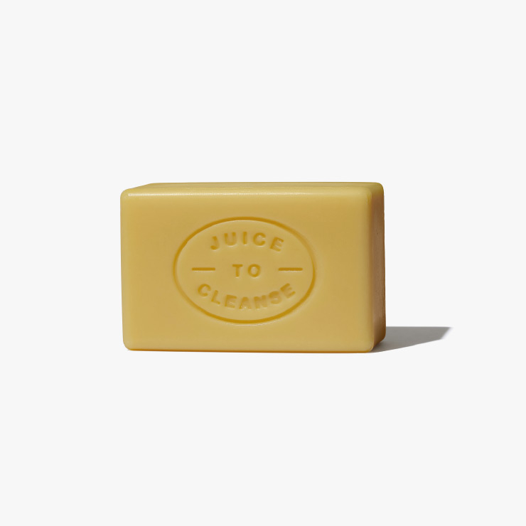 클린 버터 콜드프레스드 바 손 씻기가 중요한 ‘코시국’. 클린 버터 천연 비누로 손 씻는 시간을 즐거움으로 채워보자. 비누를 문지르면 부드럽고 조밀한 거품이 풍성하게 만들어진다. 손뿐만 아니라 얼굴과 몸까지 사용 가능하다. 1만5천원.