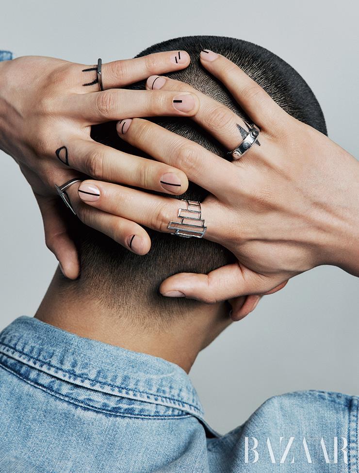 왼손 검지에 착용한 뱅글 반지와 소지의 실버 반지는 H.r. 오른손 검지의 디테일 반지는 빈티지 제품. 약지에 착용한 크라운 실버 반지는 Debassqq. 셔츠는 Levi’s.