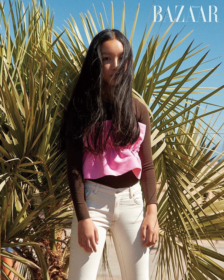 러플 톱, 팬츠는 Zara. 티셔츠는 스타일리스트 소장품. 