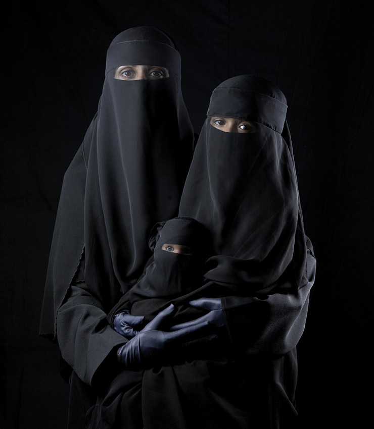 Boushra Almutawakel, <Mother, Daughter, Doll>, 2010. 