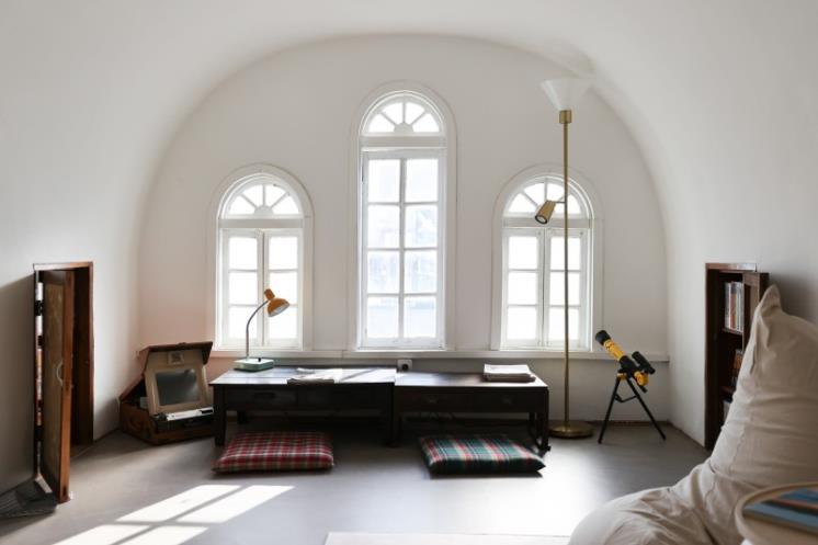 아치형 구조와 창이 독특한 다락방 (c)동구인문학당.