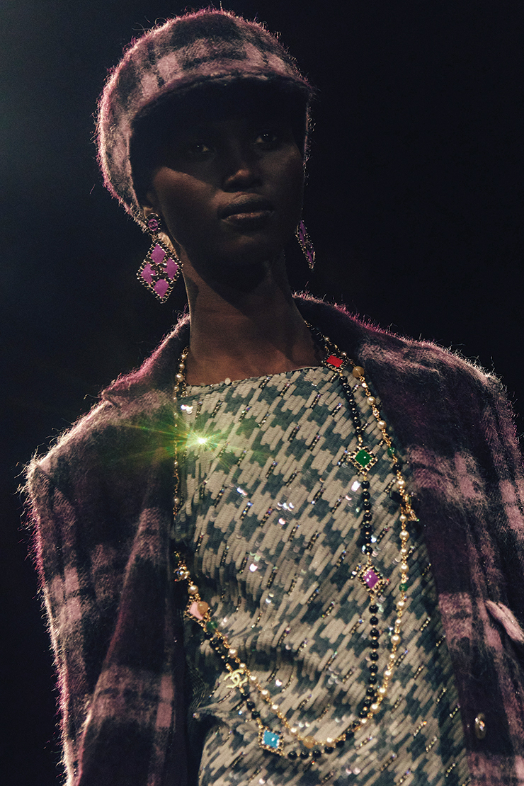 톤다운된 컬러 팔레트 속에서 공방 장인들의 섬세한 터치를 느낄 수 있는 디테일들.